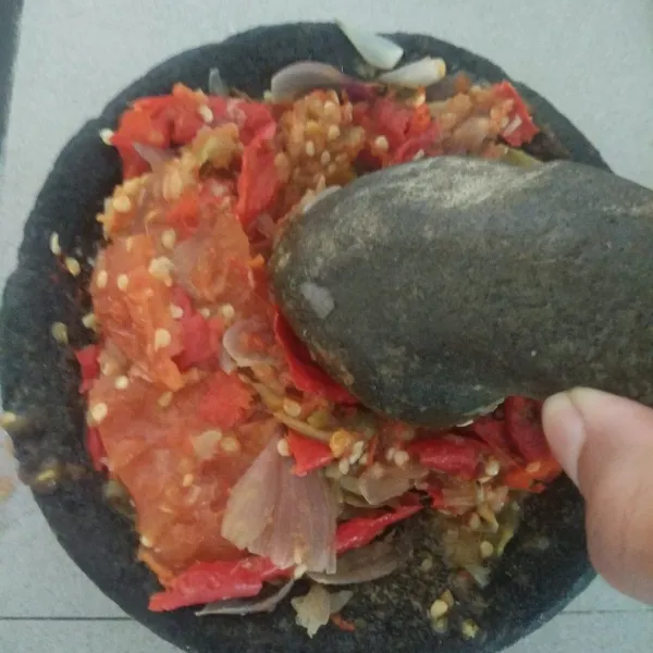 Ulek kasar bahan sambal.