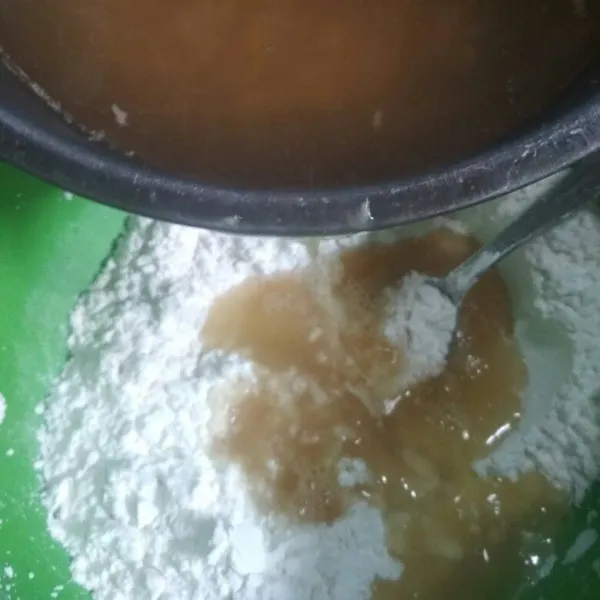 Campur tepung terigu dan tepung tapioka di wadah, siram dengan air rebusan bawang putih, tambahkan perlahan, aduk hingga rata, jika sudah Kalis dan bisa dipulung stop pemberian air