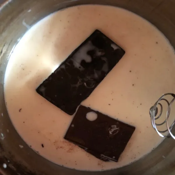Panaskan susu, lalu masukkan coklat batang, aduk terus hingga coklat tercampur dengan susu.