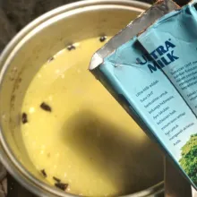 Tuang susu uht ke dalam air kuah, aduk rata. Masak hingga mendidih sambil sesekali diaduk agar santan tidak pecah. Koreksi rasanya, jika sudah sesuai selera lalu matikan api kompor.
