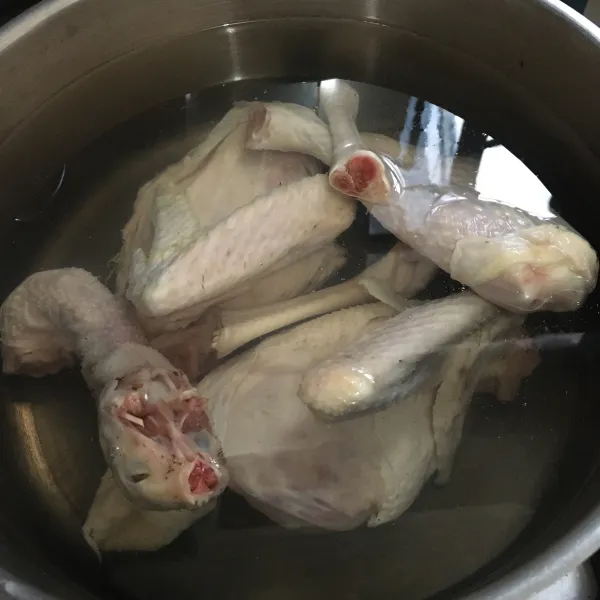 Masak ayam dengan air.