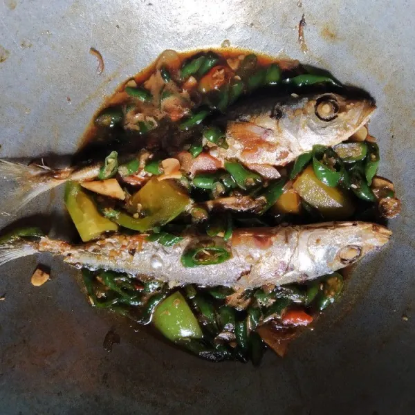 Masukkan ikan pindang, kecilkan api, masak hingga kuah meresap ke dalam ikan