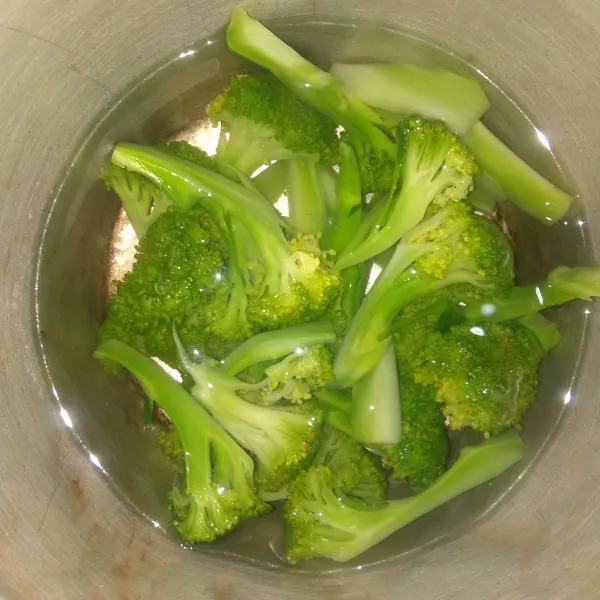 Rebus brokoli di air mendidih selama 3 menit lalu tiriskan.