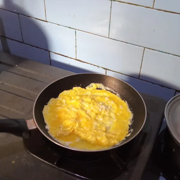 Masak telur orak-arik.
