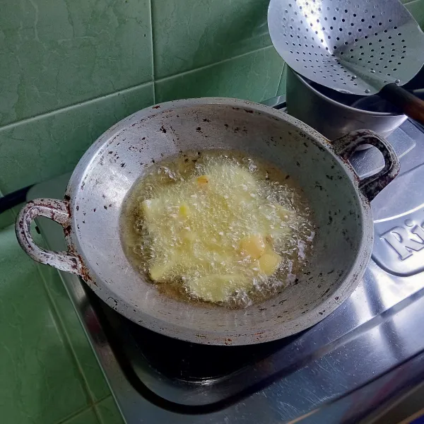 Goreng kentang sampai matang, sisihkan.