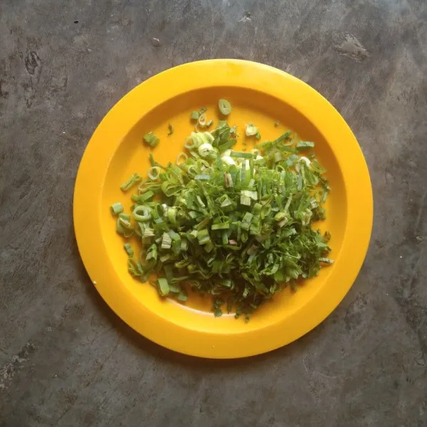 Iris halus bawang pray dan seledri.
