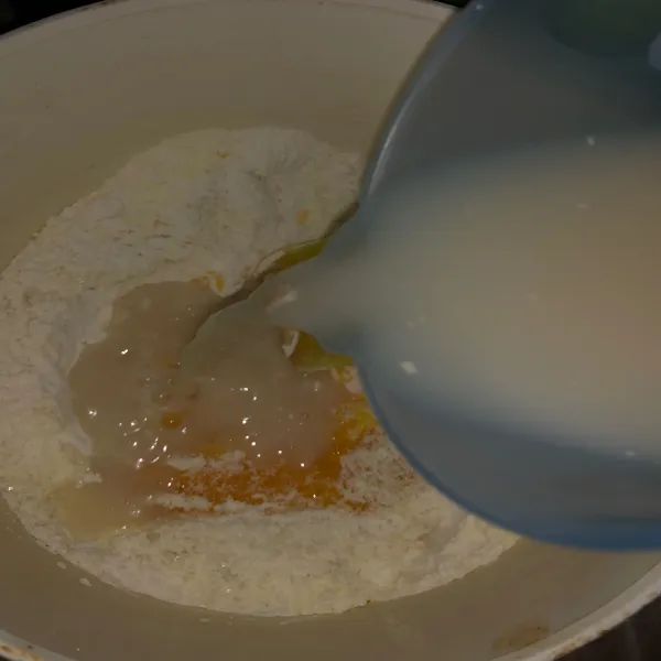 Masukan air ragi tadi dan aduk rata hingga kalis (tidak sampe elastis yaa)