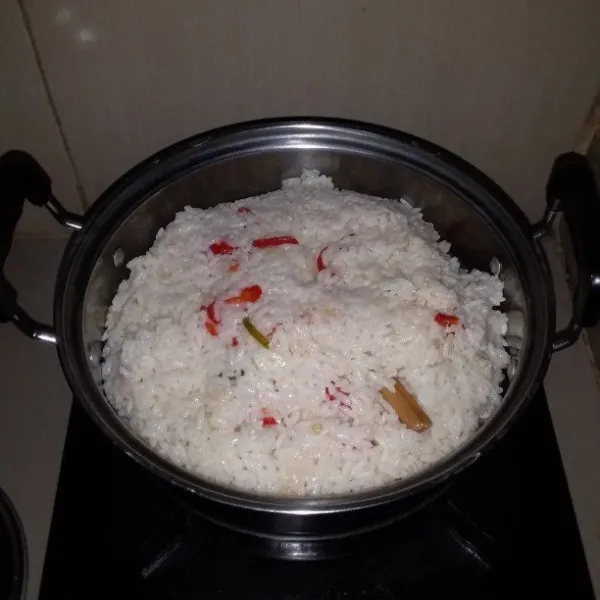 Panaskan kukusan. Masukan beras ke dalam panci. Kukus selama 20 menit atau hingga matang. Sajikan nasi liwet dengan berbagai macam lauk pauk.