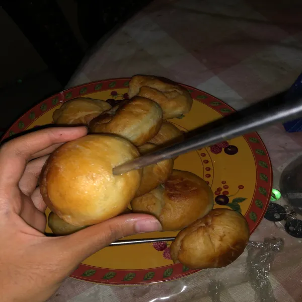 Setelah matang bolongi dengan sumpit ujung donat