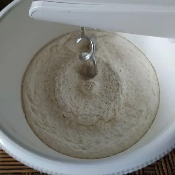 Campur semua tepung terigu dan ragi hingga tercampur rata.