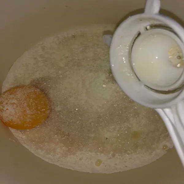 Masukan 1 kuning telur