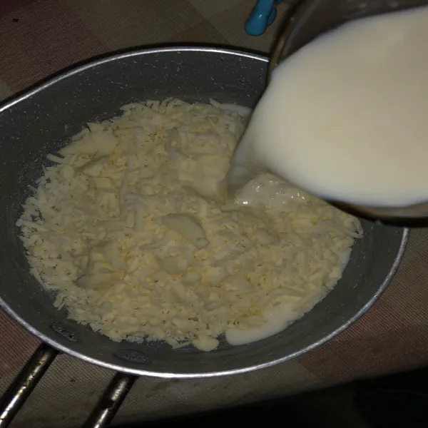 Masak vla dengan cara memasak susu, keju, dan skm lalu tambahkan maizena yang sudah dilarutkan di air