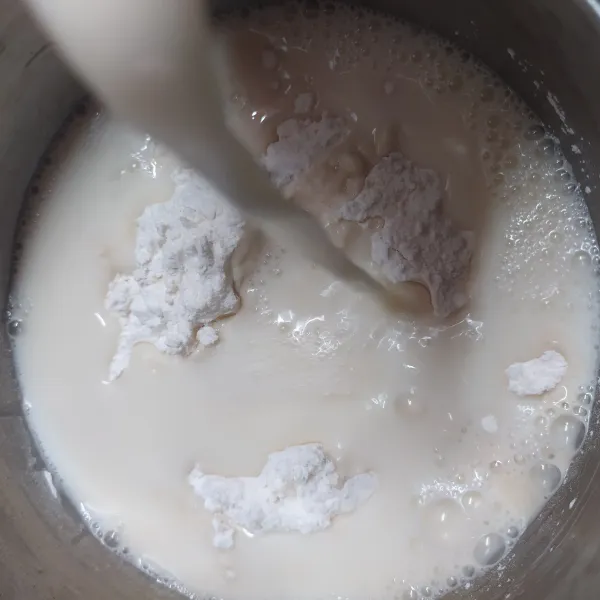 Campur air dan susu kental manis. Aduk sampai larut dalam panci. Campur tepung hunkwe, tepung beras, garam dan larutan susu kental manis. Aduk sampai rata.