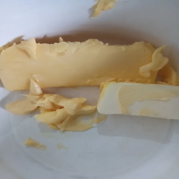 Dalam wadah lain, mixer hingga lembut margarin dan butter