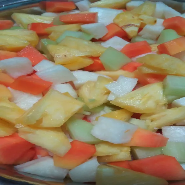 Siapkan buah, potong dadu sesuai selera, sisihkan.