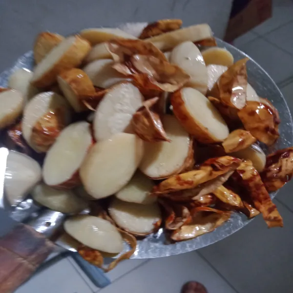 Goreng jengkol lalu pisahkan kulitnya setelah dingin