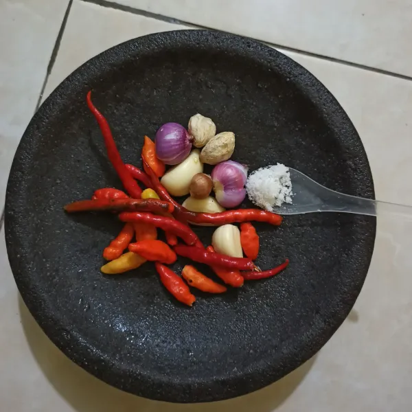 Haluskan bawang putih, bawang merah, cabai rawit, cabai besar, kemiri dan garam.