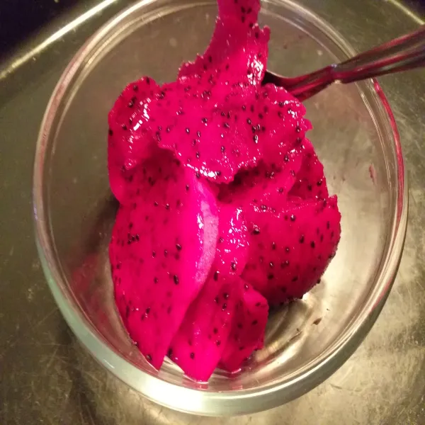 haluskan buah naga dengan garpu.