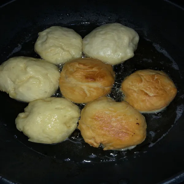 Lalu goreng dengan api sedang dan dibolak-balik yaa