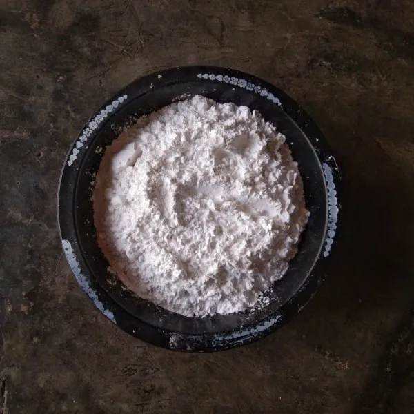 Masukan tepung kanji ke dalam wadah yang berisikan isian tahu tadi.
