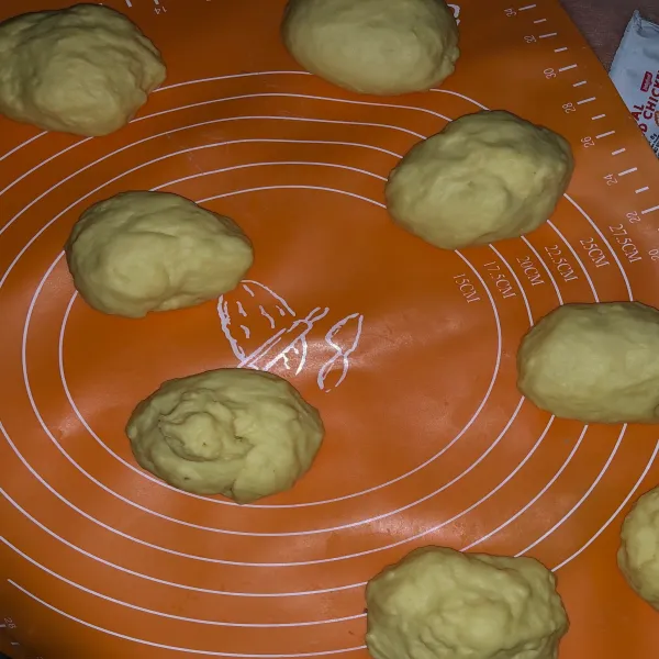 Jika adonan sudah mengembang, bulat-bulatkan bagi dengan rata (saya dapat 10 biji) setelah dibulat-bulatkan tutup dengan kain kembali 10 menit