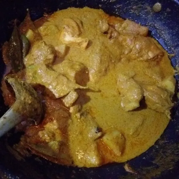 Masak sampai berminyak dan sampai kentang empuk, jika sudah dirasa ayam matang matikan kompor. Kari ayam Aceh siap disajikan.