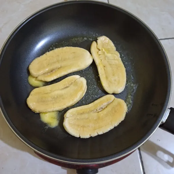 Bakar pisang dalam teflon, dibolak-balik.