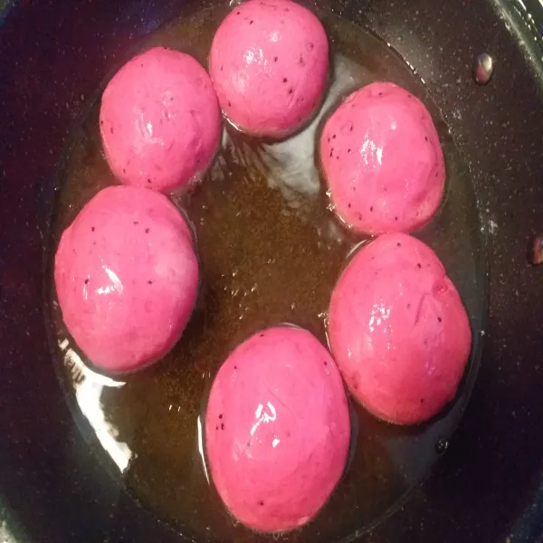 Diamkan atau istirahatkan lagi sampai mengembang, lalu goreng dengan minyak yang sudah panas dengan api kecil.