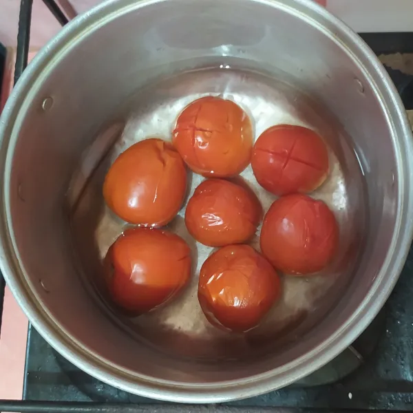 Kerat ujung tomat lalu rebus supaya layu. Tiriskan, lalu kupas kulitnya. Blender hingga halus dan saring, buang bijinya.