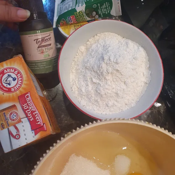 Siapkan bahan. Campur kelapa parut dengan sejumput garam, kukus selama 5 menit. Sisihkan.
