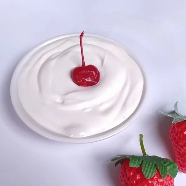 Selesai. Whipped cream siap digunakan untuk menghias cake.