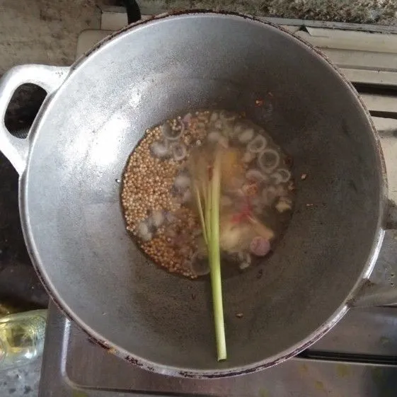 Masukkan minyak goreng dan tunggu hingga panas, masukkan sereh, bawang merah, bawang putih, jahe dan ketumbar.