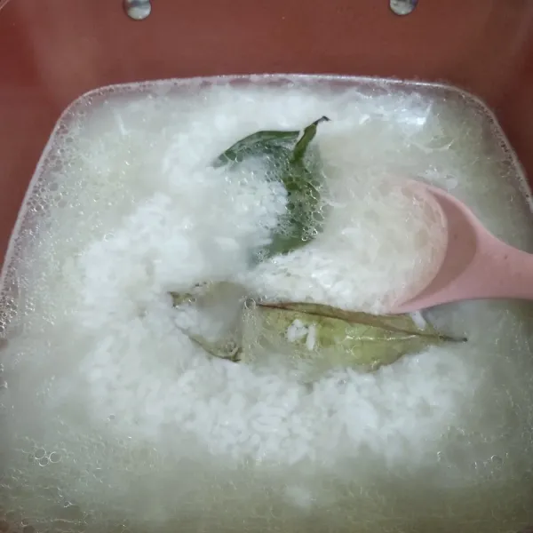 Campur nasi dan air kaldu ayam. Tambahkan garam, daun salam, jahe, dan kaldu bubuk. Masak hingga menjadi bubur yang lembut, jika masih dirasa kurang airnya, tambahkan secukupnya.