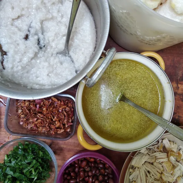 Bubur ayam dan pelengkapnya siap disajikan.