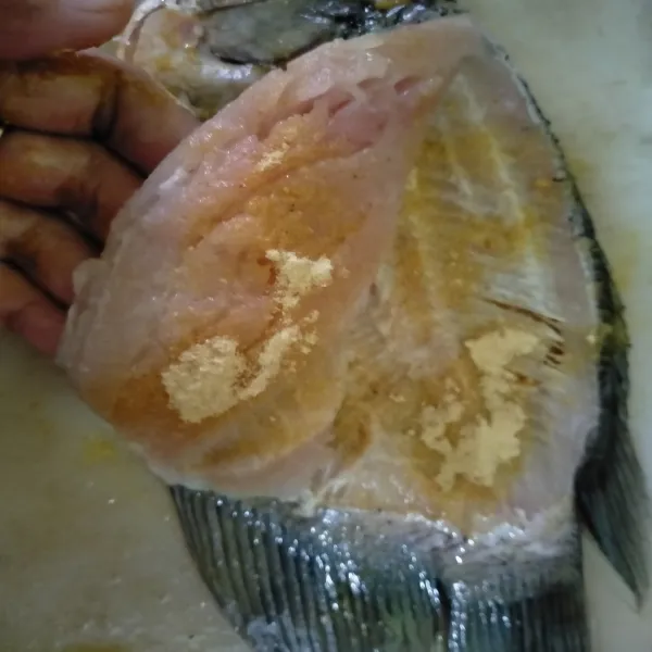 Taburi bumbu ikan goreng secara merata sampai bagian dalam. Simpan dalam kulkas selama 30 menit