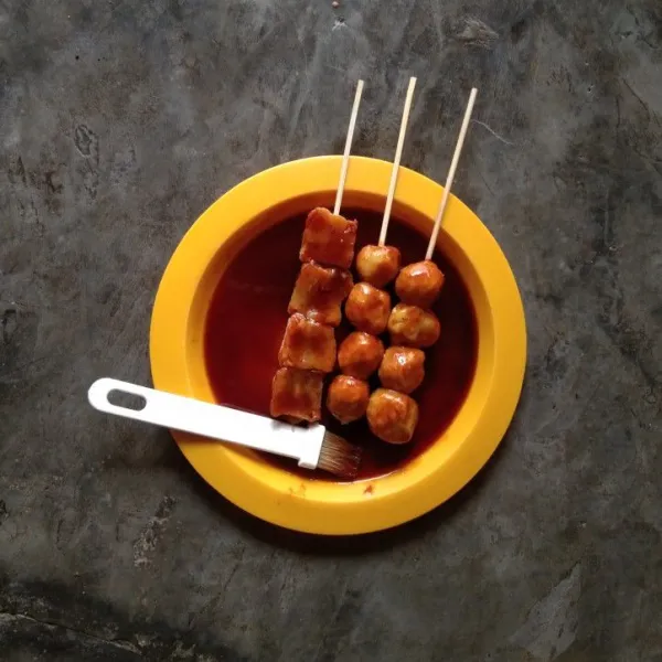 Baluri pentol dan tahu pentol dengan bumbu yang tadi dibuat.