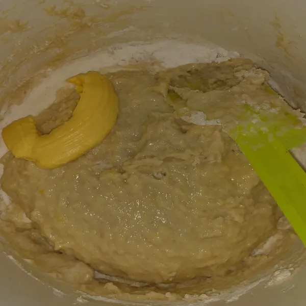 Tambahkan margarin lalu aduk rata dan tutup dengan plastic wrap hingga mengembang 2x (-+50 menit)