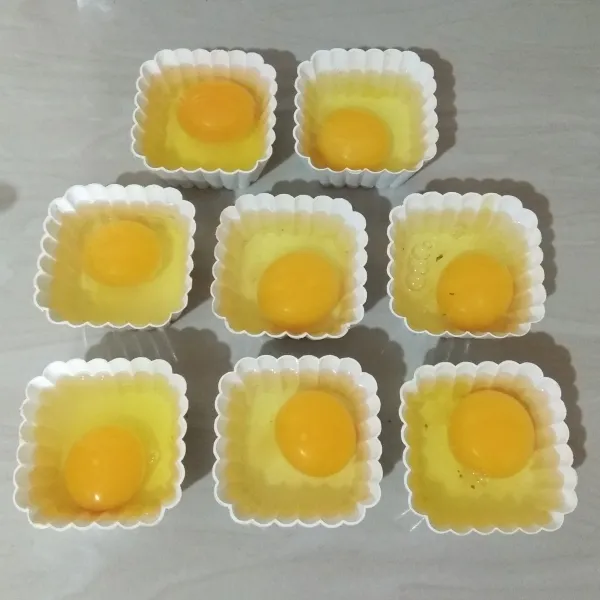 Siapkan cetakan plastik / cetakan agar-agar, olesi cetakan dengan minyak atau margarin. Pecahkan telur lalu masukkan ke dalam cetakan.