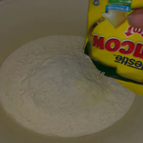 Masukan tepung terigu pro tinggi, susu bubuk, gula dan aduk rata