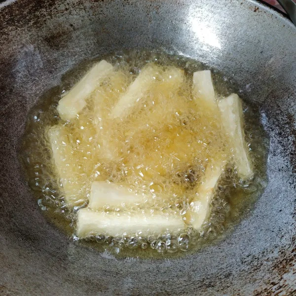 Panaskan minyak goreng secukupnya, goreng singkong hingga matang. Setelah matang angkat dan tiriskan, biarkan hingga suhu ruang.