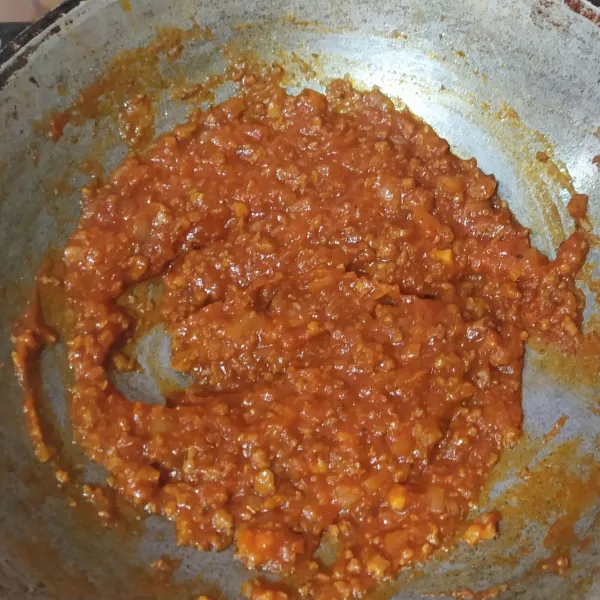 Aduk rata sampai bumbu benar-benar larut, matikan api. Dinginkan dan simpan di wadah kedap udara atau bisa langsung digunakan sebagai saos pizza atau spaghetti.