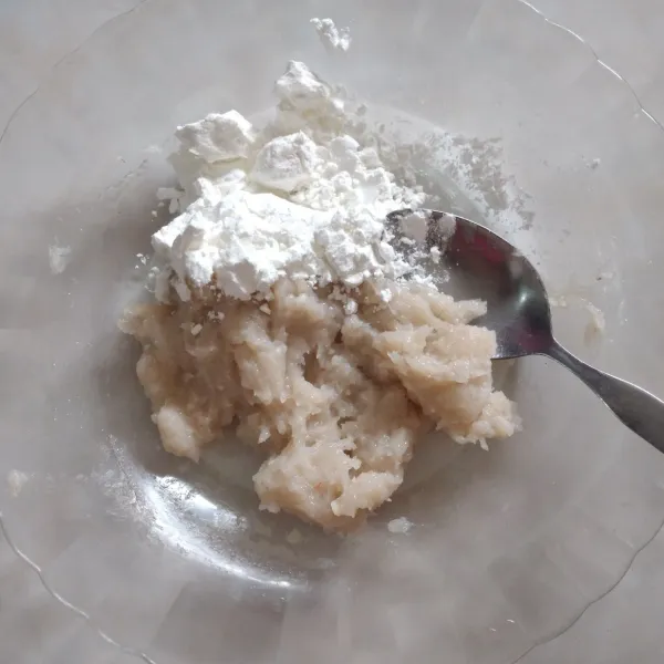Campur dengan tepung maizena, aduk hingga rata, kemudian bentuk seperti bola