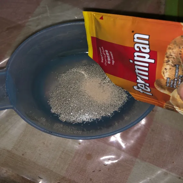 Masukan ragi ke air hangat lalu tutup dan biarkan 5 menit untuk mengetes keaktifannya