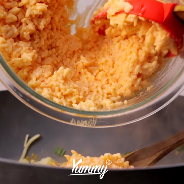 Masukkan campuran nasi, masak hingga nasi matang dan kering. Taburkan garam, merica, dan minyak wijen. Aduk rata, koreksi rasa.