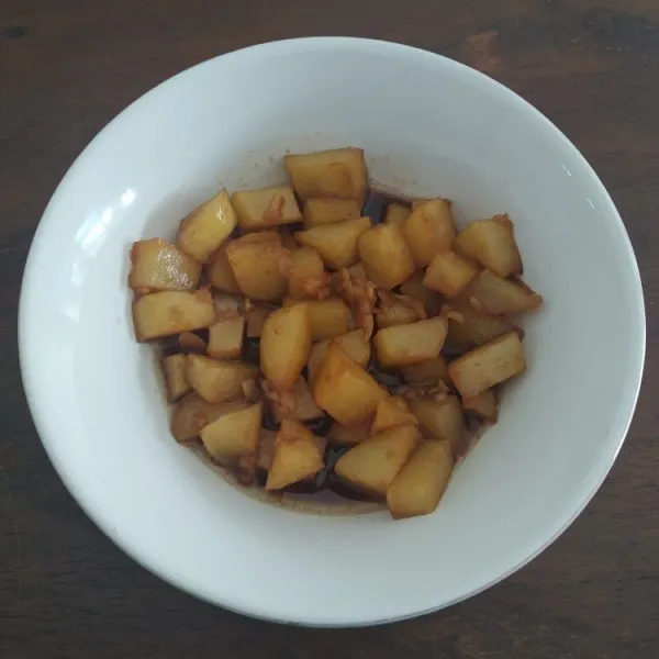 Semur kentang untuk bekal anak siap disajikan.