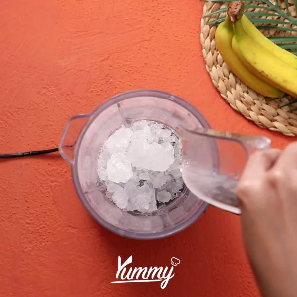 Siapkan es batu serut di dalam blender.