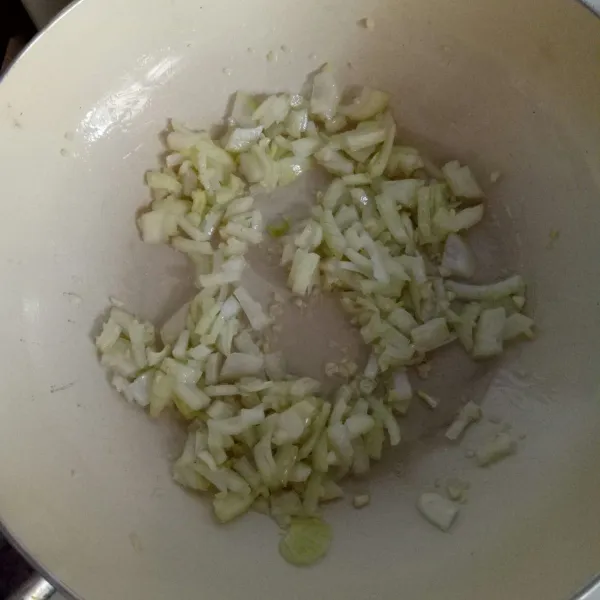 Tumis bawang putih hingga harum lalu masukkan bawang bombay.