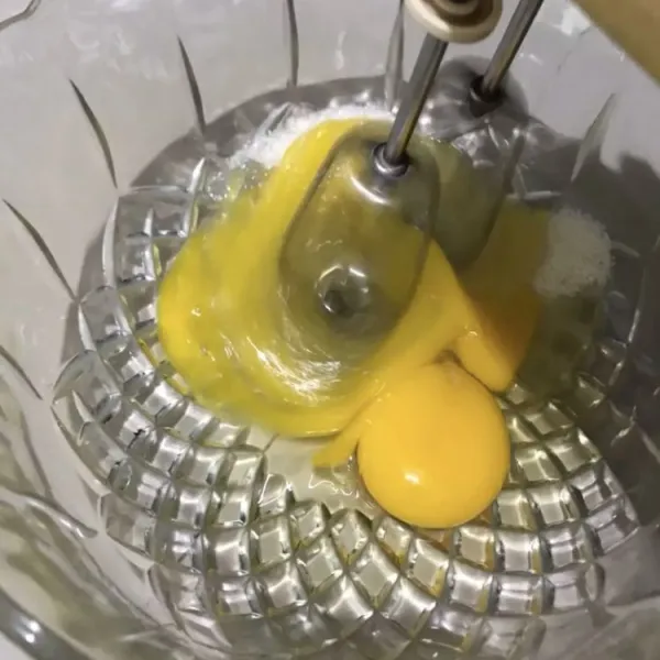 Kocok gula dan telur hingga mengembang.