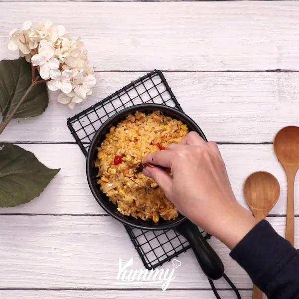 Yakimeshi (Nasi Goreng Jepang) siap disajikan dengan bahan pelengkap sesuai selera.