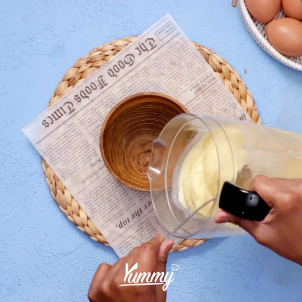 Siapkan gelas saji lalu tuangkan smoothies ke dalamnya lalu sajikan dengan menambahkan granola di dalamnya.